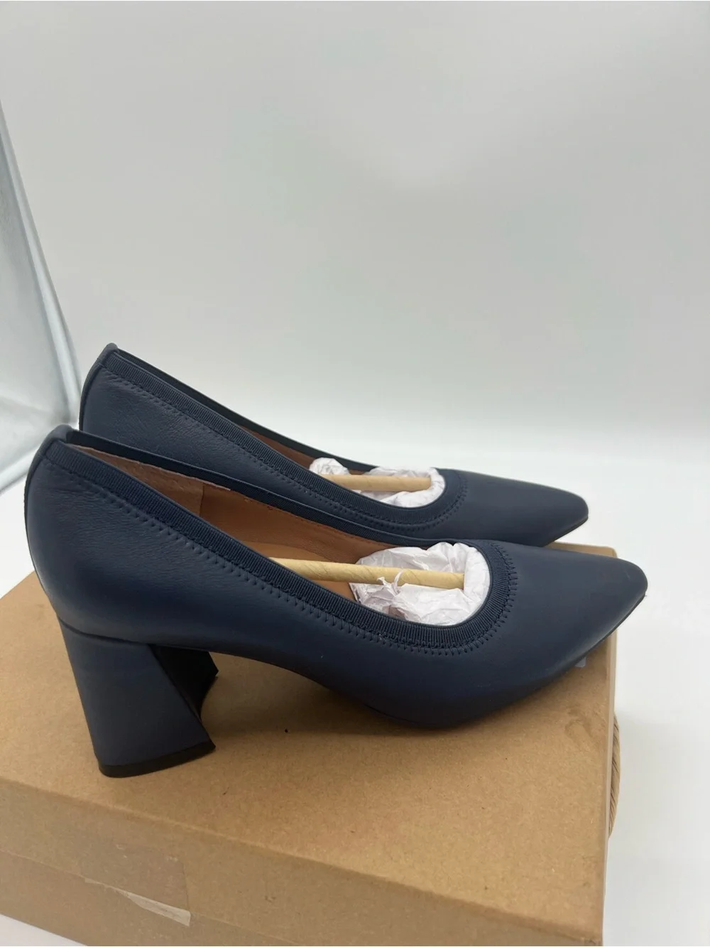 Gentle Souls by Kenneth Cole Women's Dionne Leather Pump Size 5.5 M NAVY Blue